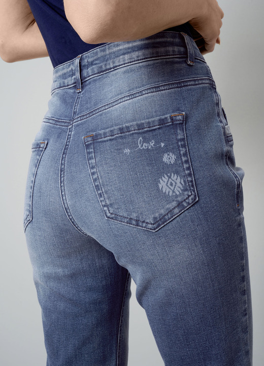 Hosen - Jeans in 5-Pocket-Form, in Größe 019 bis 052, in Farbe BLAU Ansicht 5