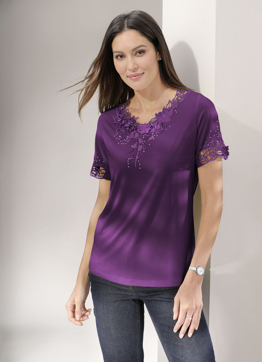 Kurzarm - Shirt mit floraler Spitze in 5 Farben, in Größe 036 bis 052, in Farbe LILA Ansicht 1