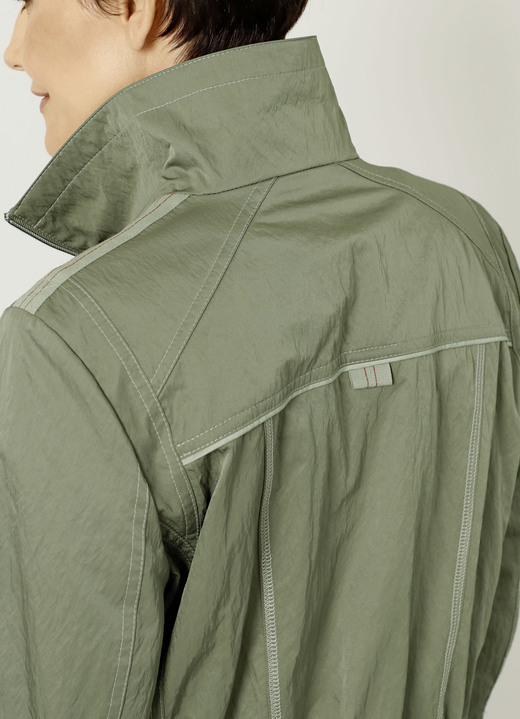 Kurz - Jacke mit Reißverschlusstaschen Ansicht 4 Kurz - Jacke mit Reißverschlusstaschen, in Größe 038 bis 052, in Farbe KHAKI Ansicht 4