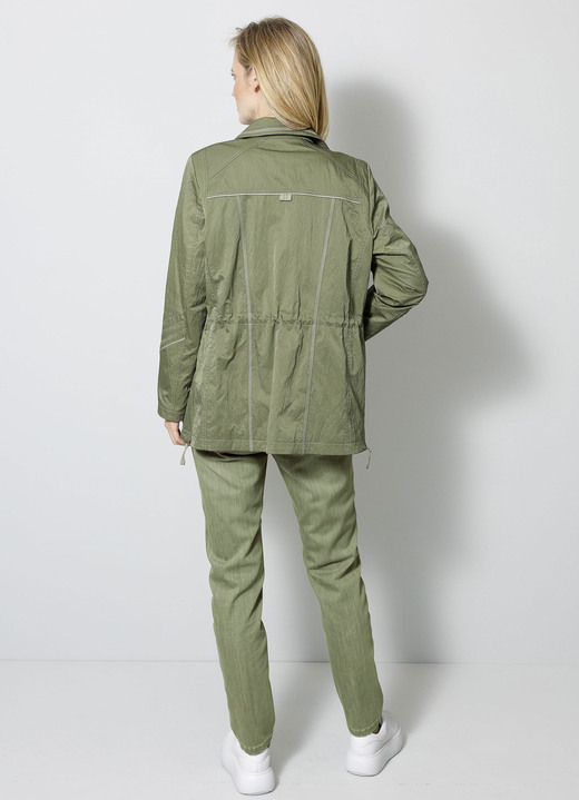 Kurz - Jacke mit Reißverschlusstaschen Ansicht 2 Kurz - Jacke mit Reißverschlusstaschen, in Größe 038 bis 052, in Farbe KHAKI Ansicht 2