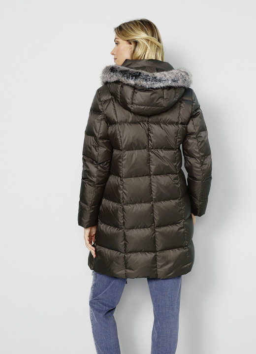 Daunenmäntel - Daunen-Kurzmantel mit abnehmbarer Kapuze, in Größe 020 bis 052, in Farbe TAUPE Ansicht 2