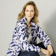 Damenmode - Funktionsjacke mit grafischem Druckdessin – Farbe ROSÉ-ROYAL – Ansicht 3 Damenmode - Funktionsjacke mit grafischem Druckdessin, in Größe 020 bis 052, in Farbe ROSÉ-ROYAL – Farbe ROSÉ-ROYAL – Ansicht 3