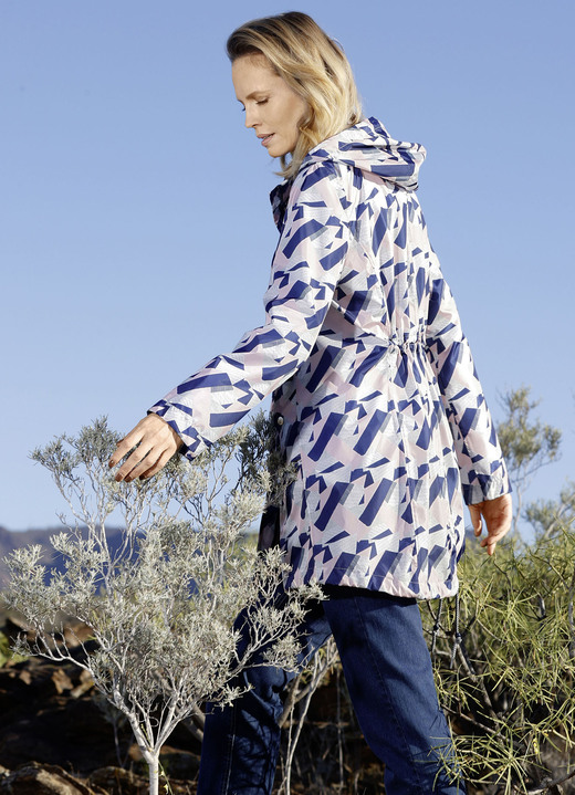 Damenmode - Funktionsjacke mit grafischem Druckdessin Ansicht 2 Damenmode - Funktionsjacke mit grafischem Druckdessin, in Größe 020 bis 052, in Farbe ROSÉ-ROYAL Ansicht 2