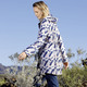Damenmode - Funktionsjacke mit grafischem Druckdessin – Farbe ROSÉ-ROYAL – Ansicht 2 Damenmode - Funktionsjacke mit grafischem Druckdessin, in Größe 020 bis 052, in Farbe ROSÉ-ROYAL – Farbe ROSÉ-ROYAL – Ansicht 2