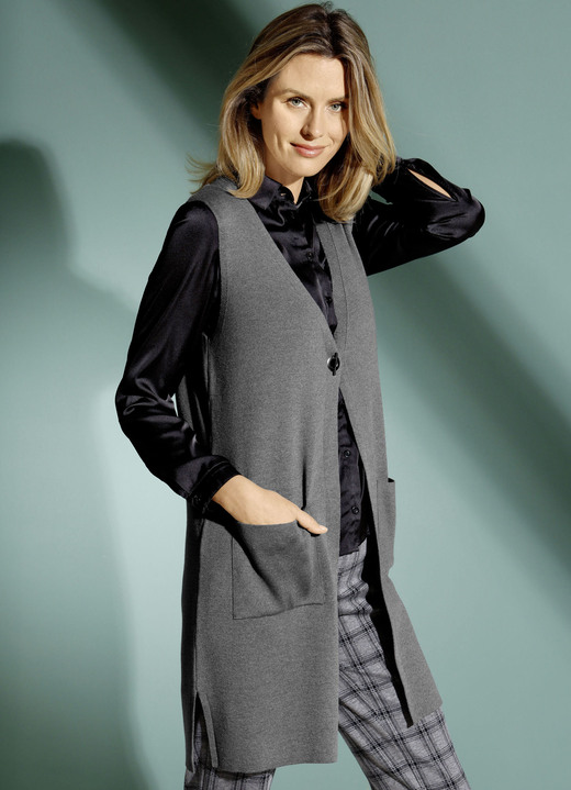 Basics - Strickweste mit dekorativem Verschluss, in Größe 038 bis 052, in Farbe GRAU MELIERT Ansicht 2