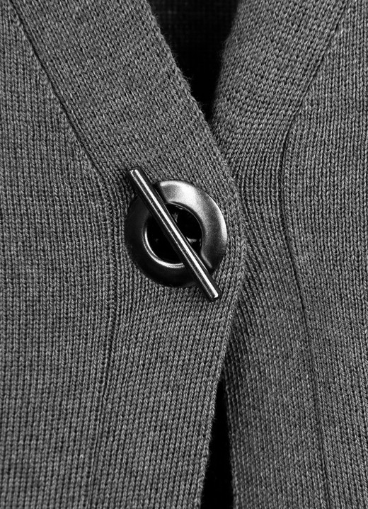 Basics - Strickweste mit dekorativem Verschluss, in Größe 038 bis 052, in Farbe GRAU MELIERT Ansicht 3