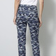 Hosen - Hose mit Camouflage-Dessinierung – Farbe RAUCHBLAU-MARINE – Ansicht 4 Hosen - Hose mit Camouflage-Dessinierung, in Größe 019 bis 052, in Farbe RAUCHBLAU-MARINE – Farbe RAUCHBLAU-MARINE – Ansicht 4