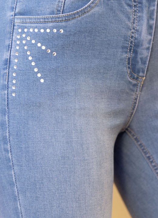 Hosen mit Knopf- und Reißverschluss - Jeans mit extravaganter Strasszier, in Größe 018 bis 052, in Farbe HELLBLAU Ansicht 2