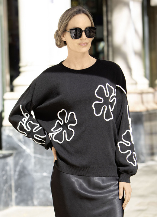 Pullover & Strickmode - Pullover mit aufwendigen Blütenapplikationen, in Größe L(44/46) bis XXL(52/54), in Farbe SCHWARZ-WEISS Ansicht 1