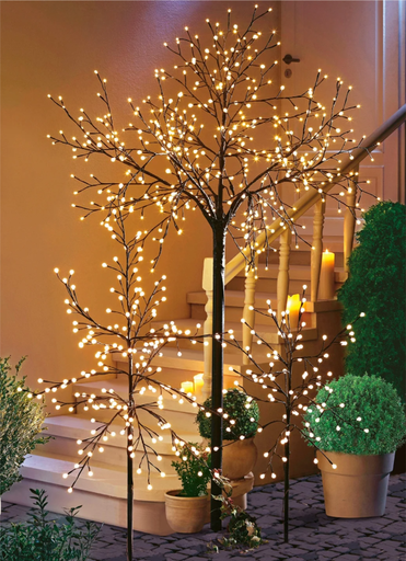 LED-Baum mit LED-Kugeln