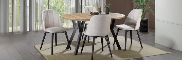 Essbereich: Holztisch mit vier beigen Essstühlen