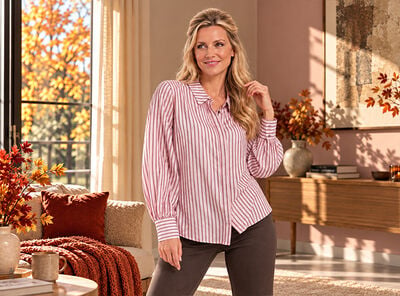 Stilvoller Look mit wei&szlig;er Bluse und schwarzer Hose.