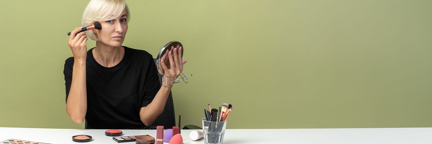 Dame, die sich schminkt
