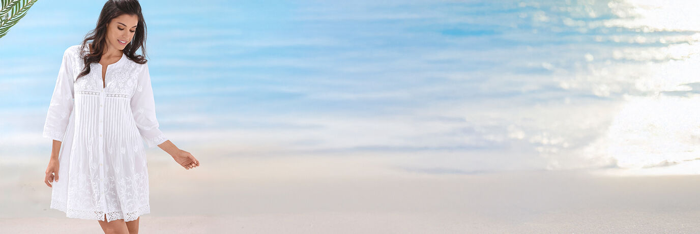 Frau in weißem Kleid am Strand