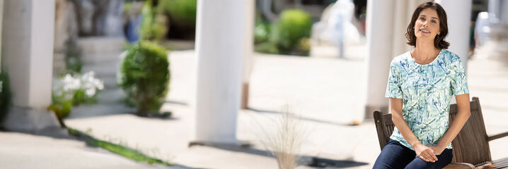 Frau in Shirt und dunkelblauer Hose