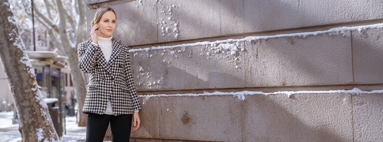 Entdecken Sie unsere stylischen Damenblazer und festlichen Hosenanz&uuml;ge.