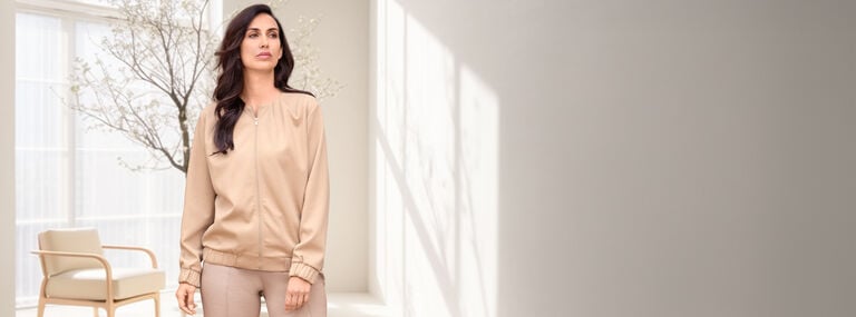 Entdecken Sie unsere stylischen Damenblazer und festlichen Hosenanz&uuml;ge.