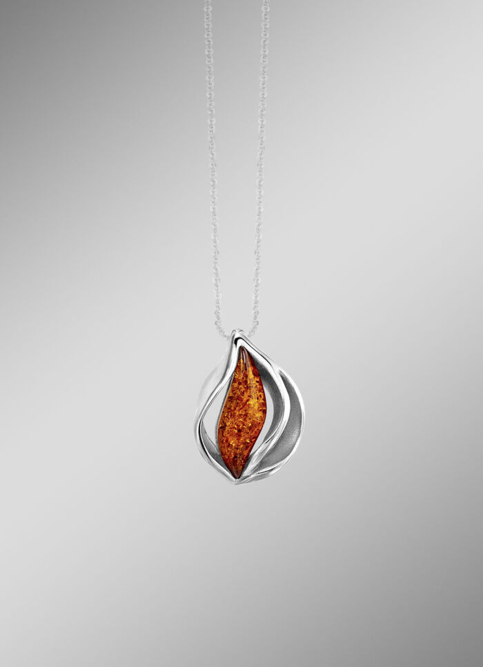 Zeitlos schöner Anhänger mit echt Bernstein 