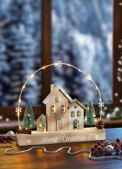 Beleuchtete Häuschen aus Holz und Metall 