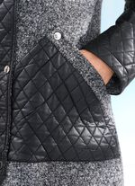 Kurzmantel im angesagten Materialmix 