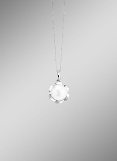 Blühende Eleganz – Anhänger aus Silber mit zauberhafter Perle 