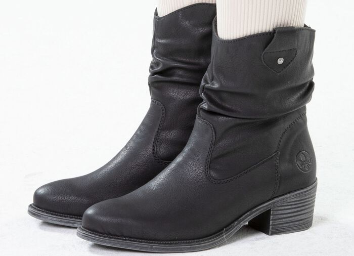 Rieker Western-Stiefelette aus weichem Synthetikmaterial mit Raffung SCHWARZ