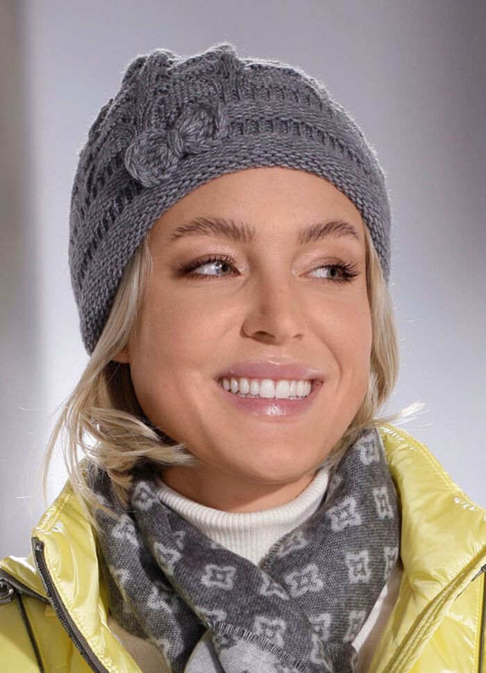 M&uuml;tze aus Strick mit pfiffiger Zierschleife GRAU