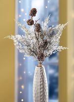 Thuja-Zweig mit echten Zapfen 