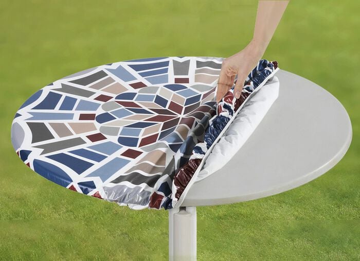 Spann-Tischdecke mit Mosaik-Dessin 