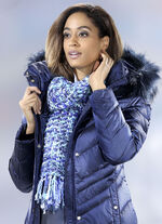 Schal mit Fransen an den Enden 