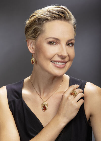 Vergoldeter Anh&auml;nger mit Bernstein 