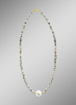 Halskette mit Perlenschimmer und Edelsteinglanz 