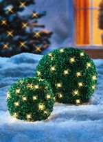 Naturnahe Buchsbaumkugeln mit Beleuchtung 