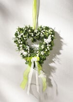 Buchsbaumherz mit Maigl&ouml;ckchen und Schmetterlingen 