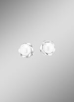 Florale Eleganz – Ohrstecker aus Silber mit Süßwasser-Zuchtperle 