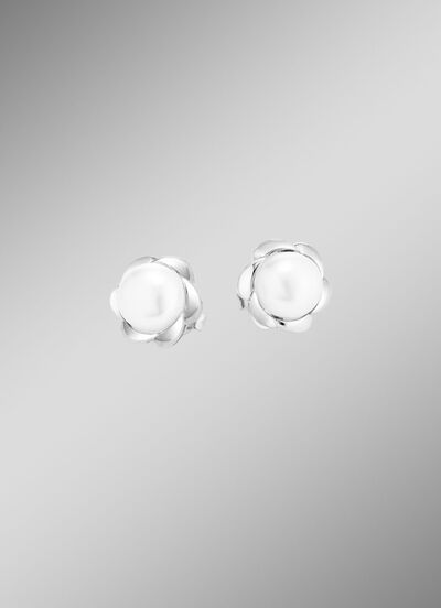 Florale Eleganz – Ohrstecker aus Silber mit Süßwasser-Zuchtperle 