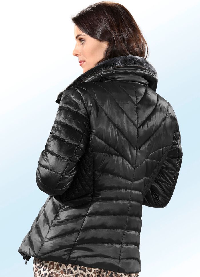 Kurzjacke in 2 Farben in leicht taillierter Form 