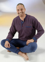 Schlafanzug mit Knopfleiste, Brusttasche, Arm- und Beinb&uuml;ndchen 