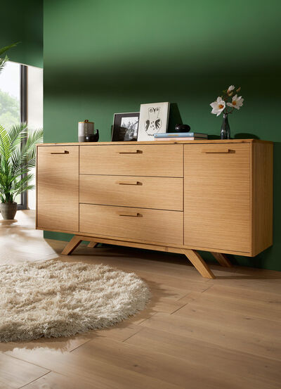 Sideboard mit massiven Holzbeinen und Holzgriffen 