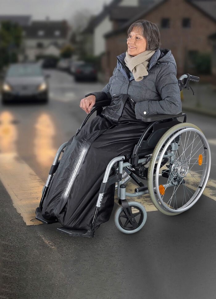 Rollstuhl-Wärmesack hält trocken und warm bei Schmuddelwetter 