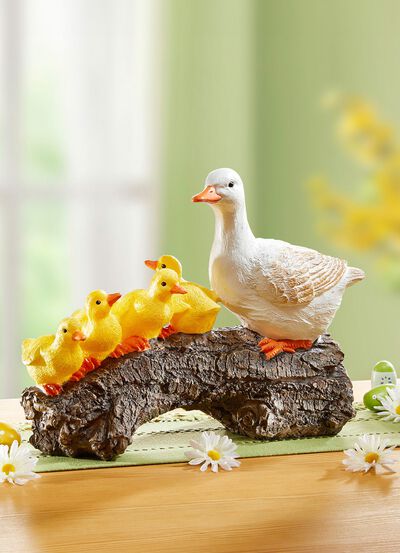 Entenfamilie auf Baumstamm 