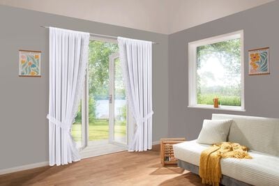 Fensterdekoration mit aufwendiger Plauener Stickerei 