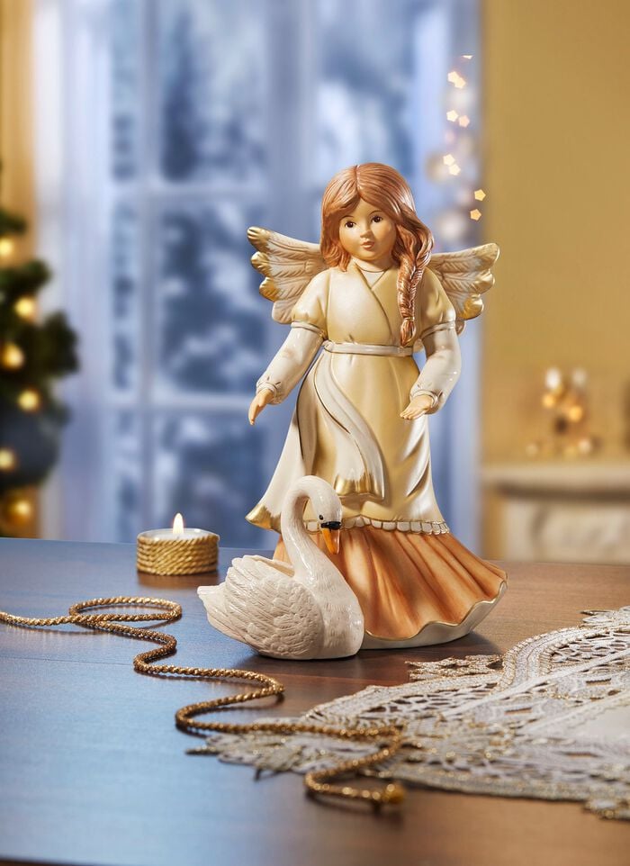 Engel mit Schwan aus Feinsteingut 