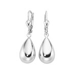 In klassischem Design gefertigte, gl&auml;nzende Ohringe 