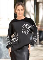 Pullover mit aufwendigen Blütenapplikationen 