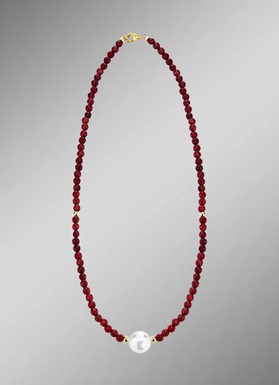 Halskette mit Perlenschimmer und Edelsteinglanz 