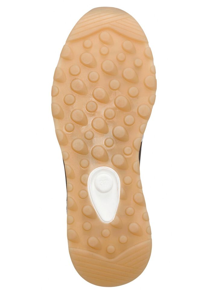 Sneaker im modischem Design 