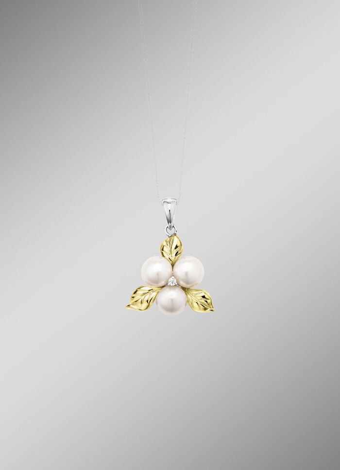 Blühende Schönheit: Anhänger mit Muschelkernperlen 