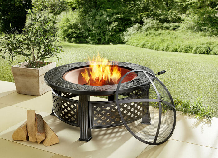 Feuerstelle mit Gitterdeckel und Schürhaken 