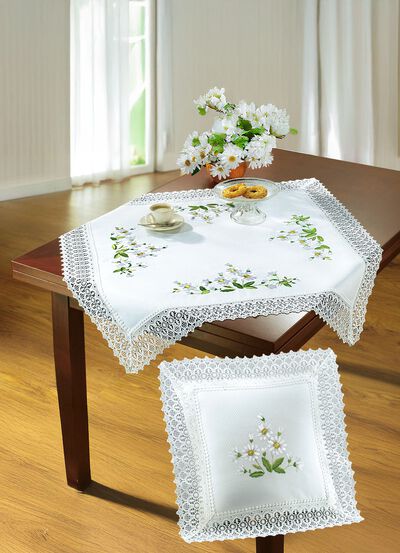 Raumdekoration mit G&auml;nsebl&uuml;mchen-Stickerei und zarter H&auml;kelspitze 